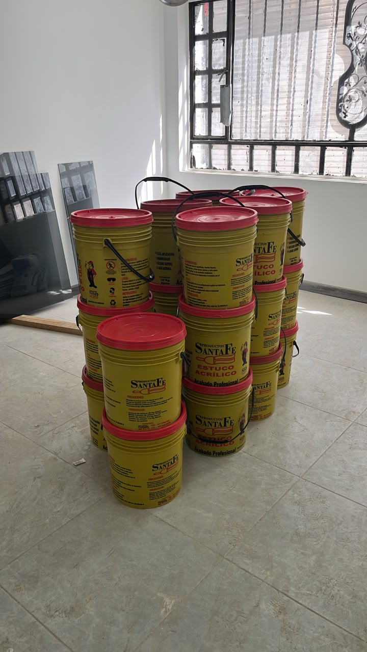 Inventario real de cuñetes de Estuco Acrílico Santafe almacenados para despacho a obra